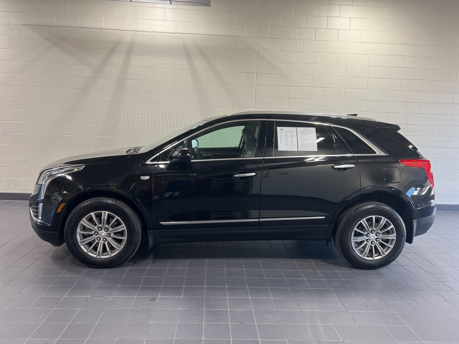 Used 2019 Cadillac XT5 Luxury with VIN 1GYKNDRS9KZ293072 for sale in Moline, IL