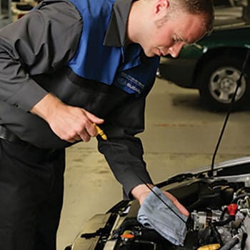 Subaru Technician check oil