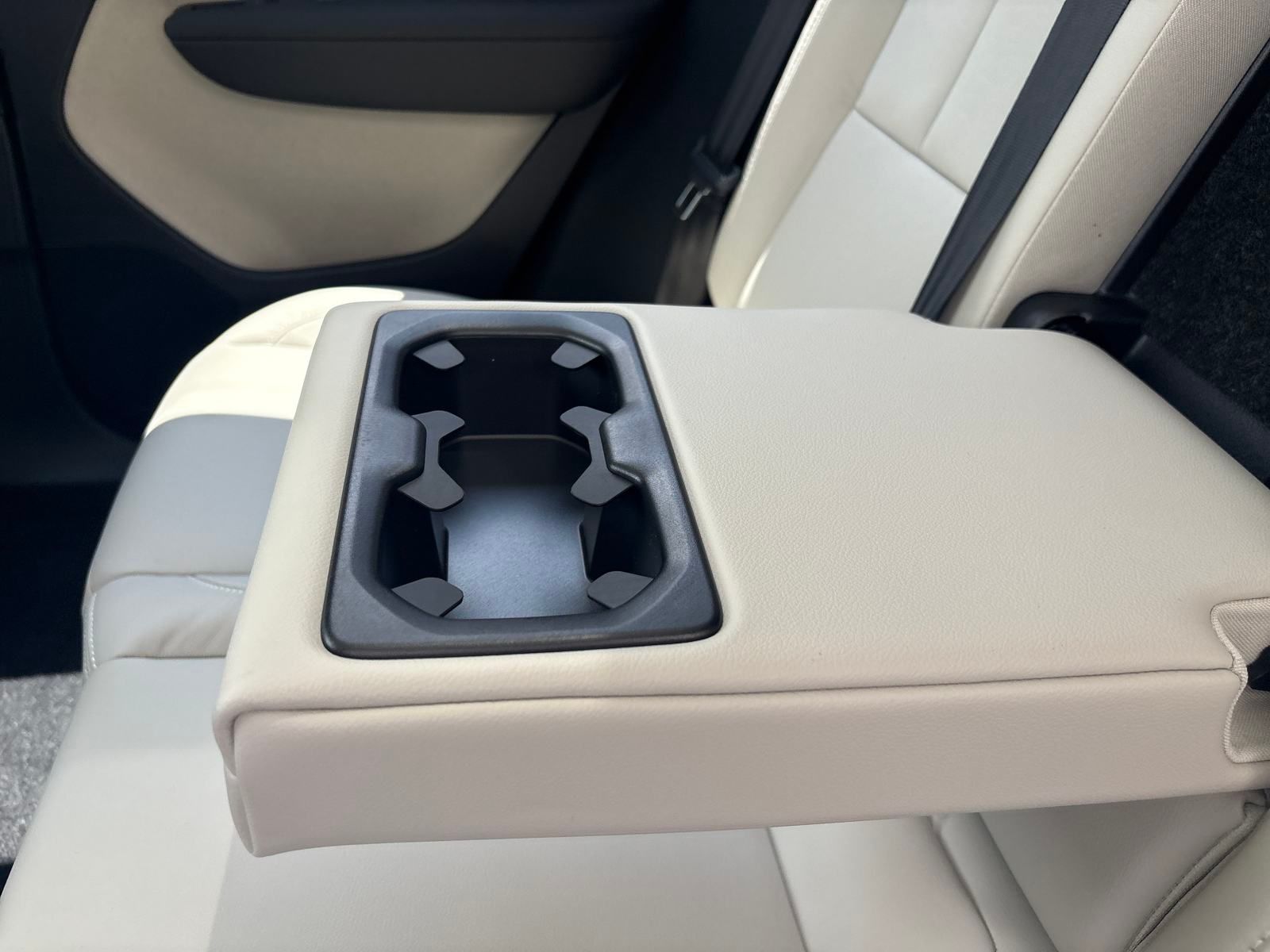 2026 Volvo XC40 Plus - Photo 32