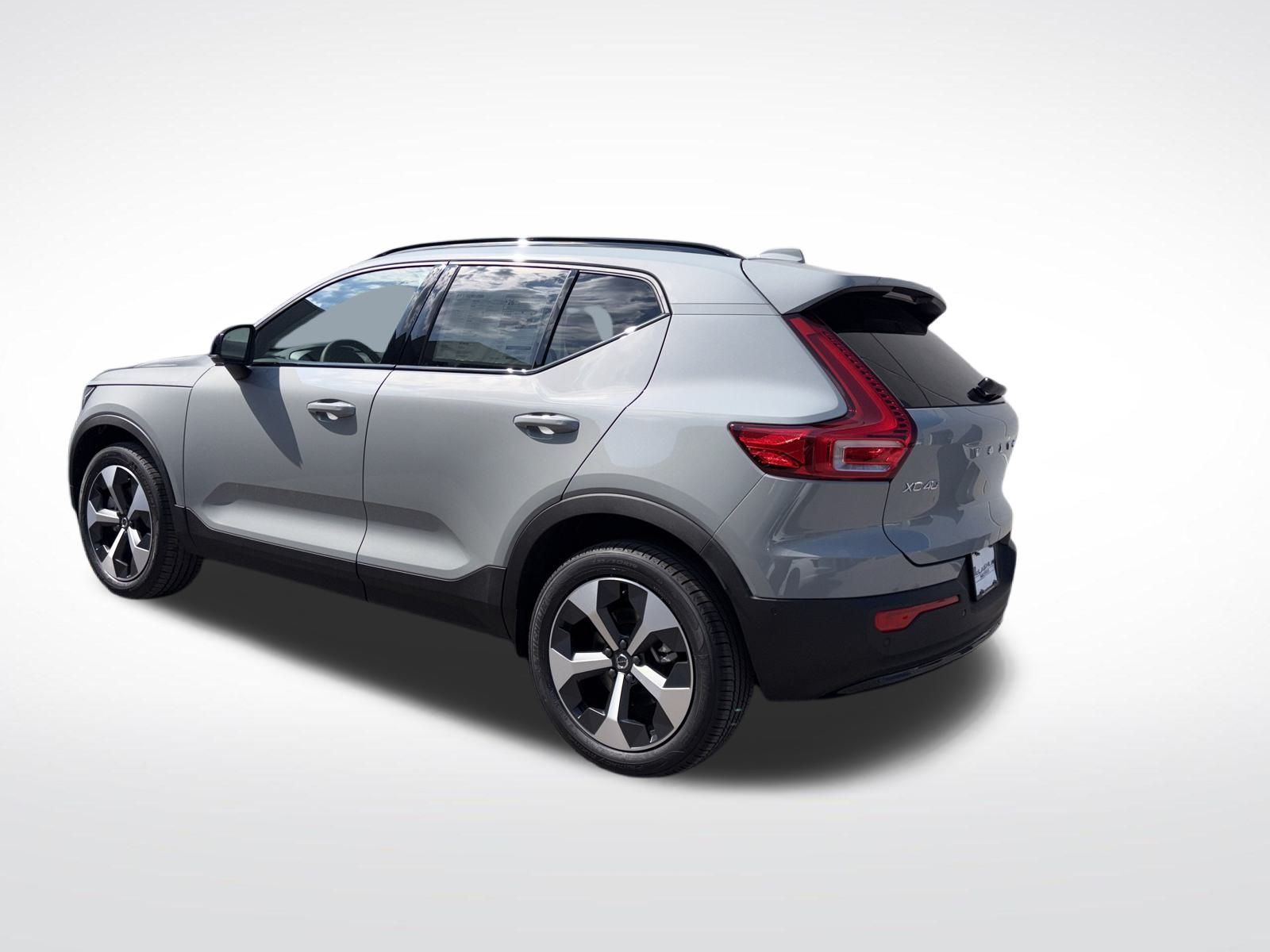 2026 Volvo XC40 Plus photo 3