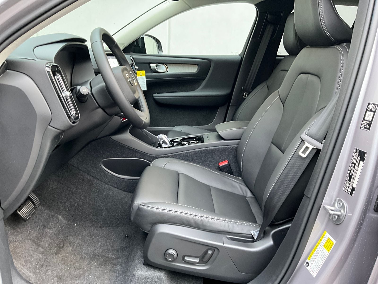 2026 Volvo XC40 Plus - Photo 8