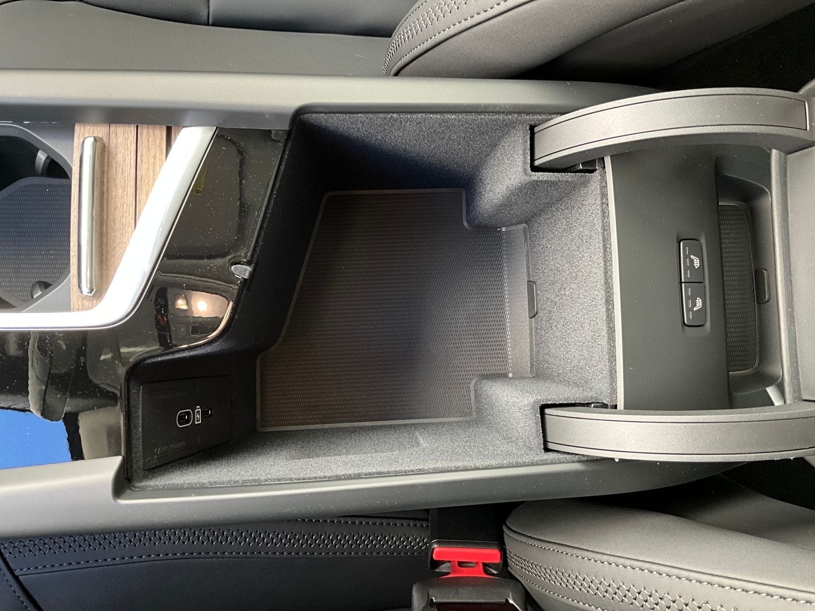 2026 Volvo XC60 Plus - Photo 33
