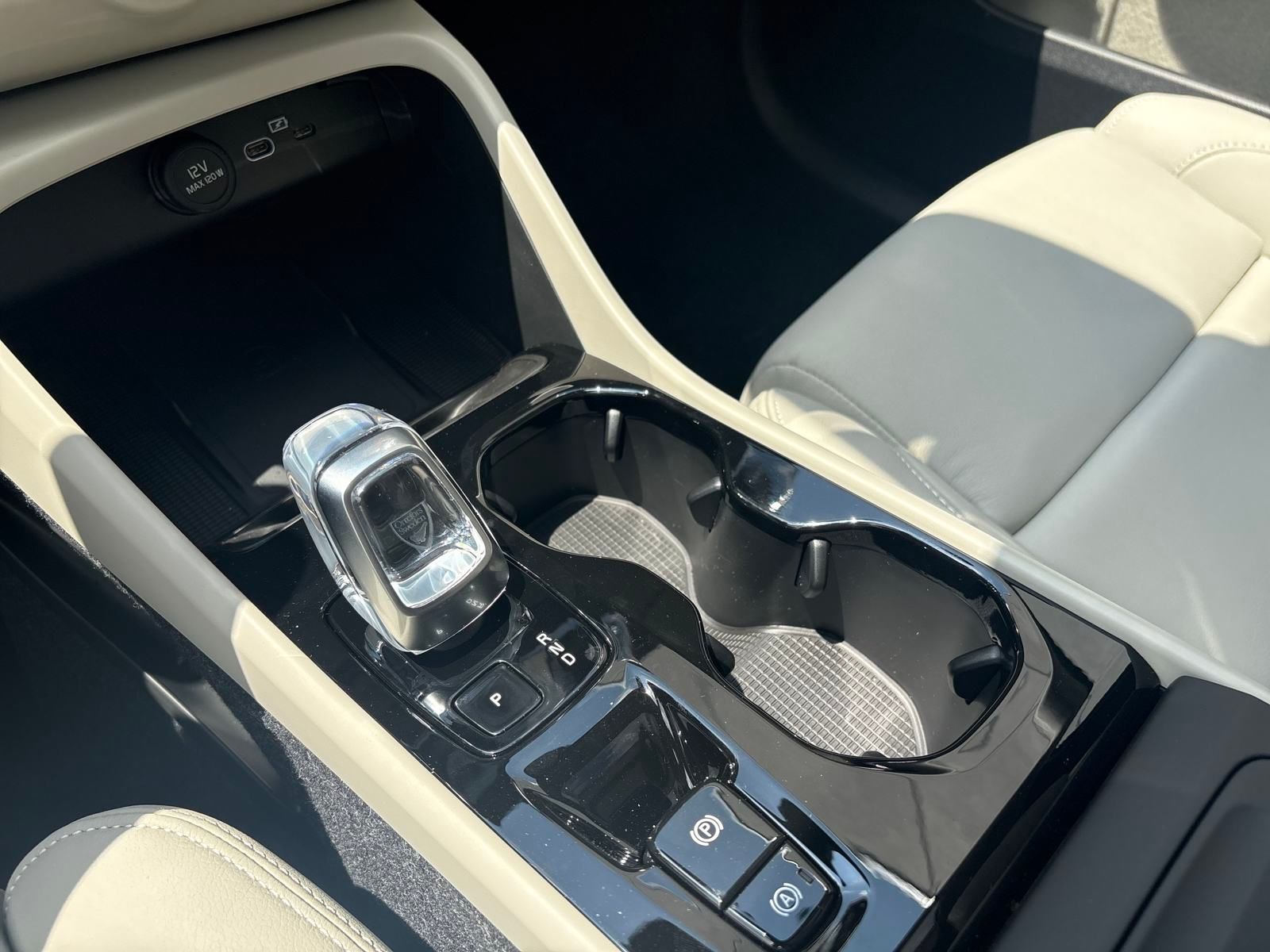 2026 Volvo XC40 Plus - Photo 30