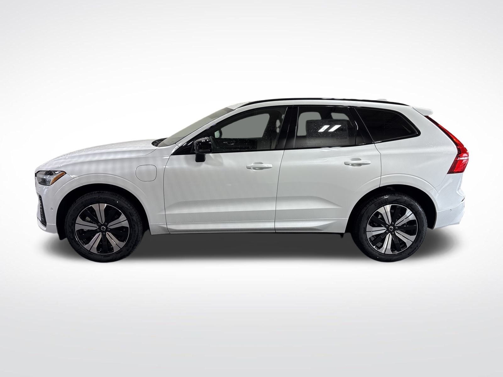 2025 Volvo XC60 Hybrid T8 Plus photo 2