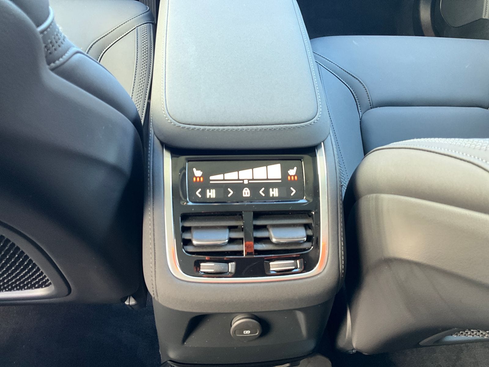 2025 Volvo XC90 Plus - Photo 33