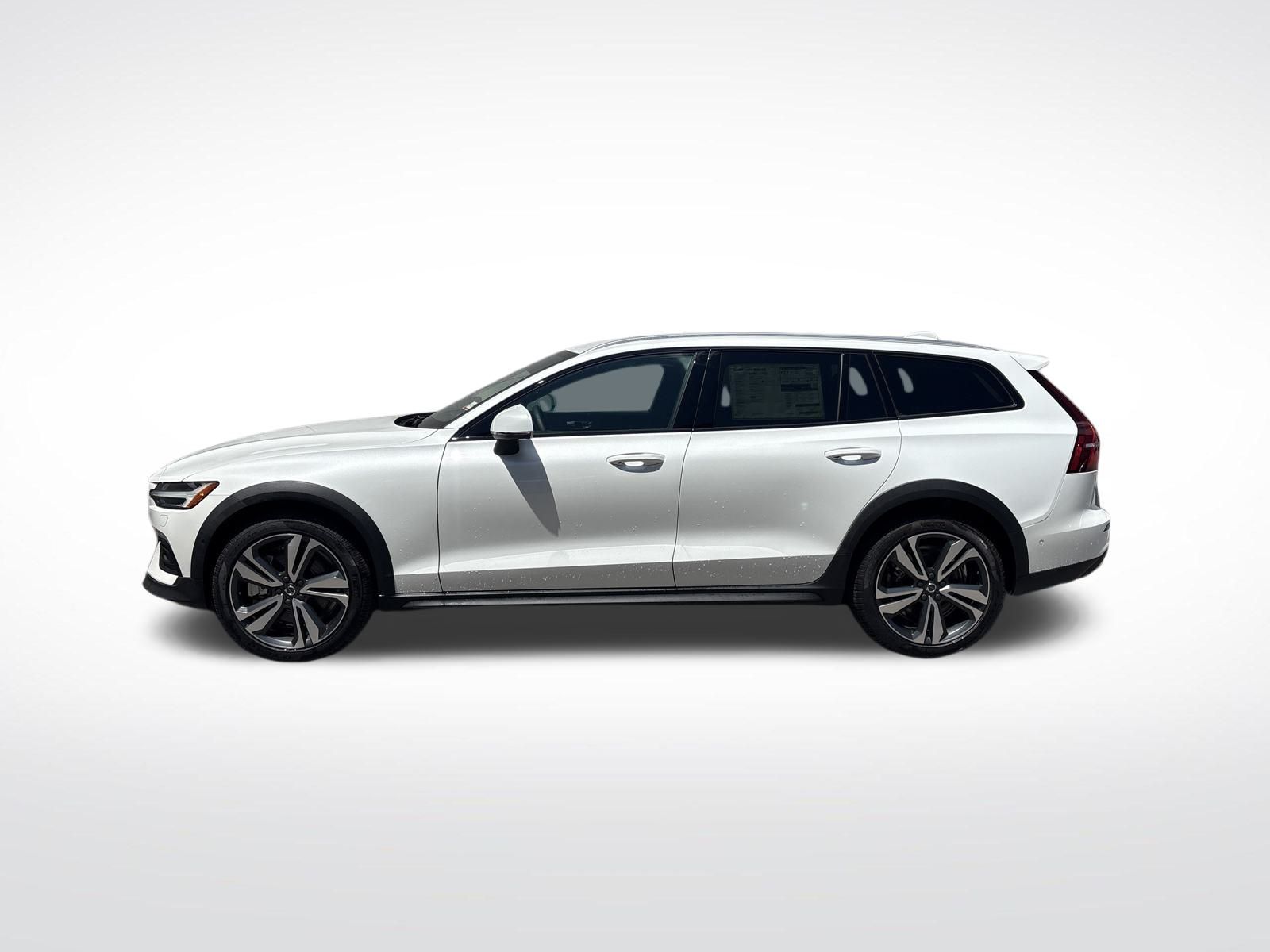 2025 Volvo V60 Cross Country B5 Plus photo 2