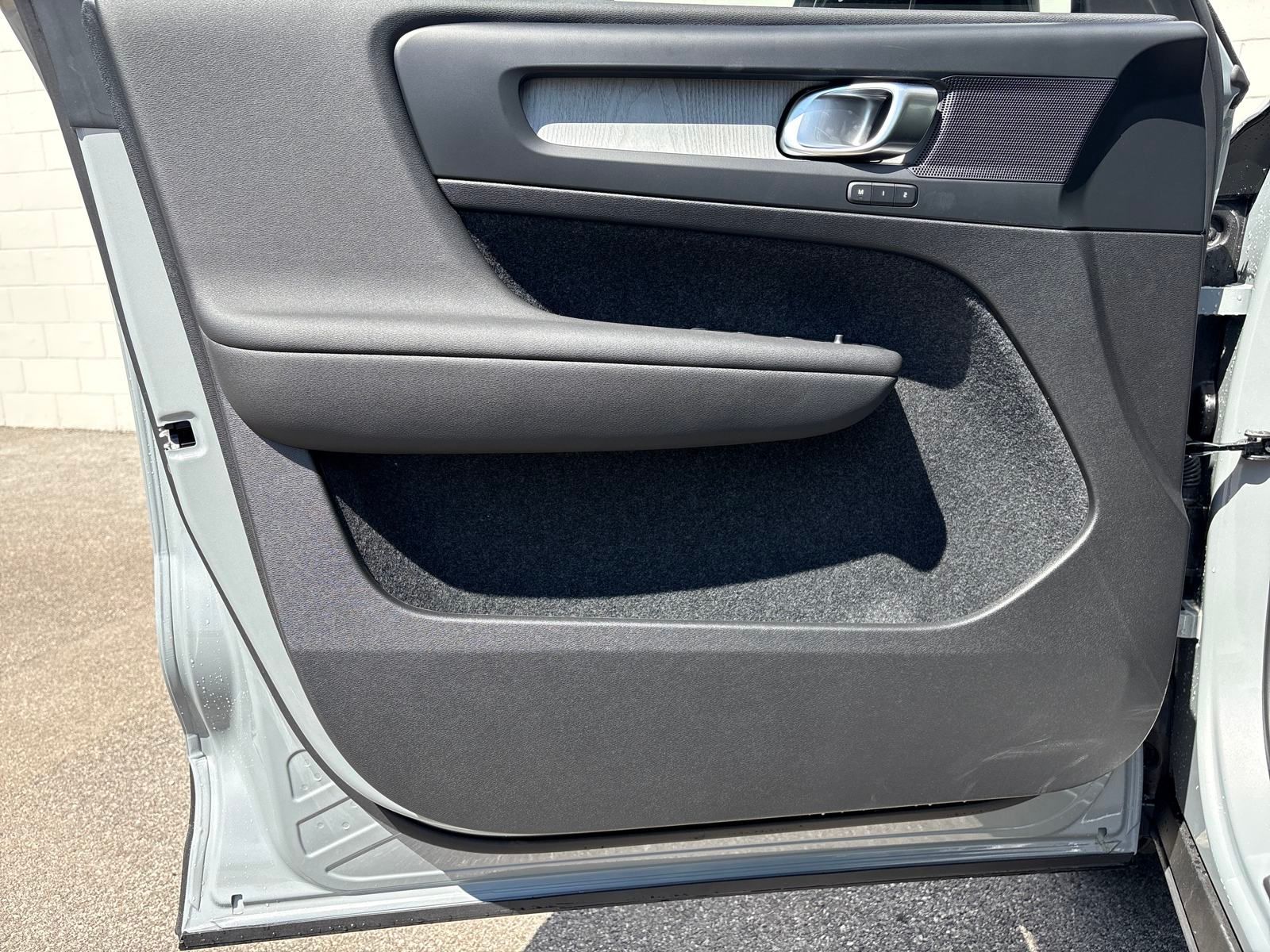 2026 Volvo XC40 Plus - Photo 16
