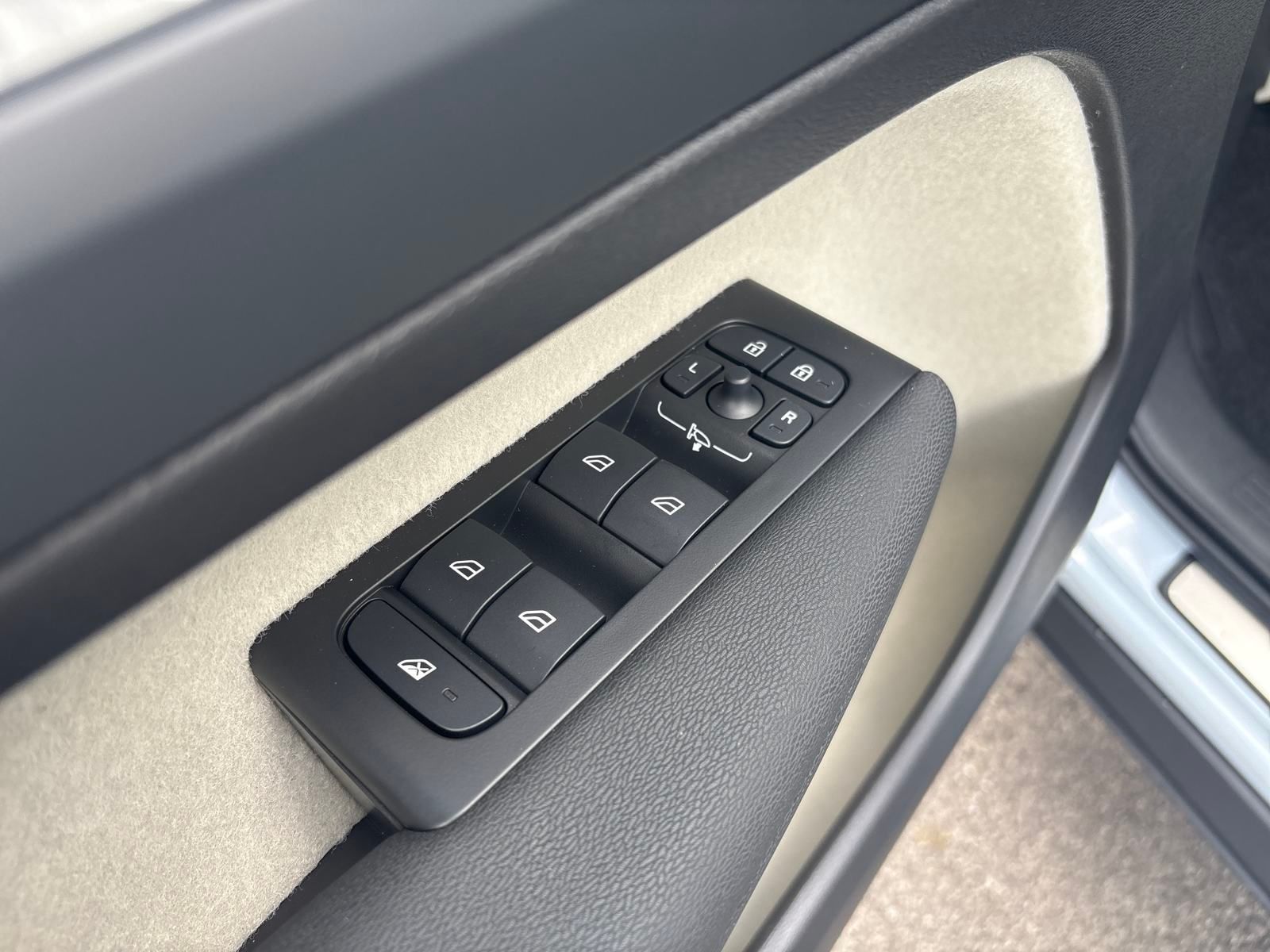 2026 Volvo XC40 Plus - Photo 11
