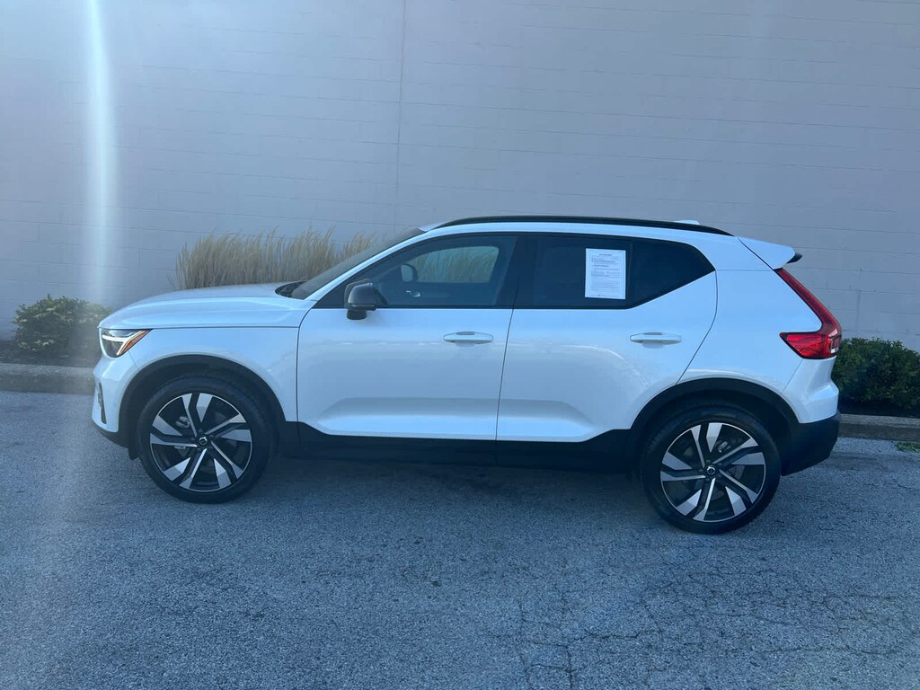 Crystal White Metallic Used 2024 Volvo XC40 Plus Dark Theme For Sale in