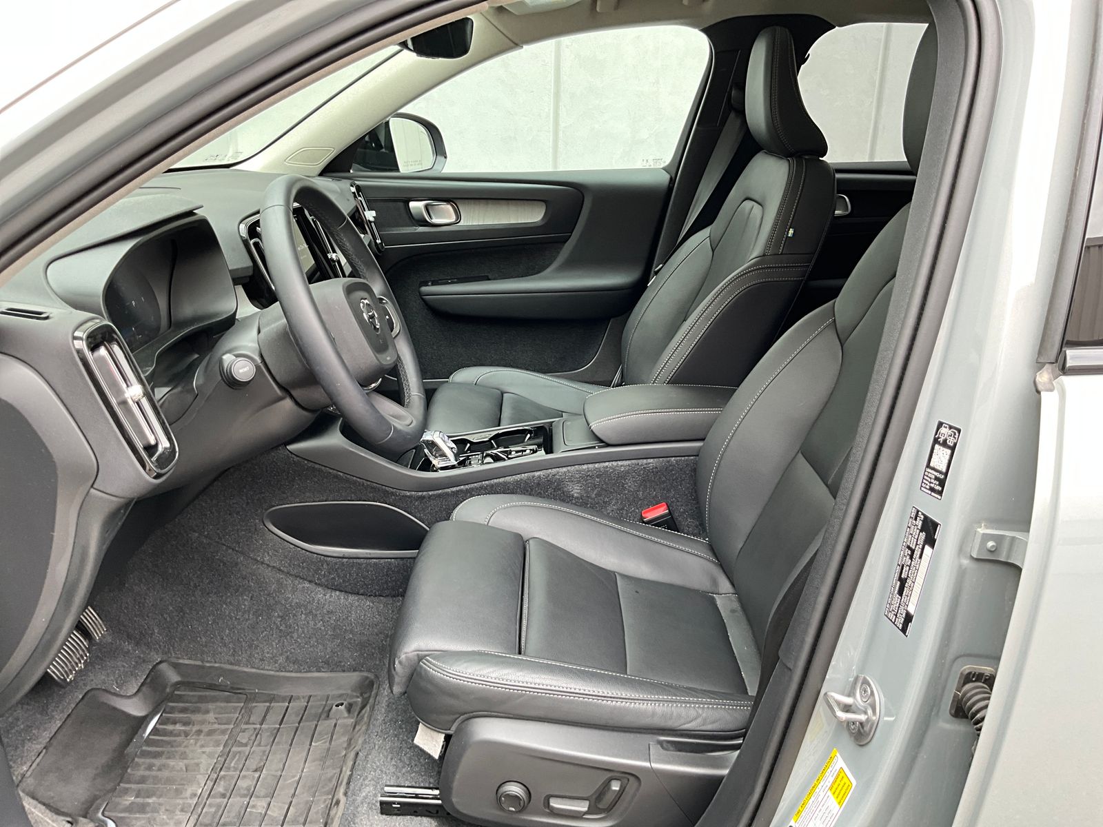2026 Volvo XC40 Plus - Photo 13