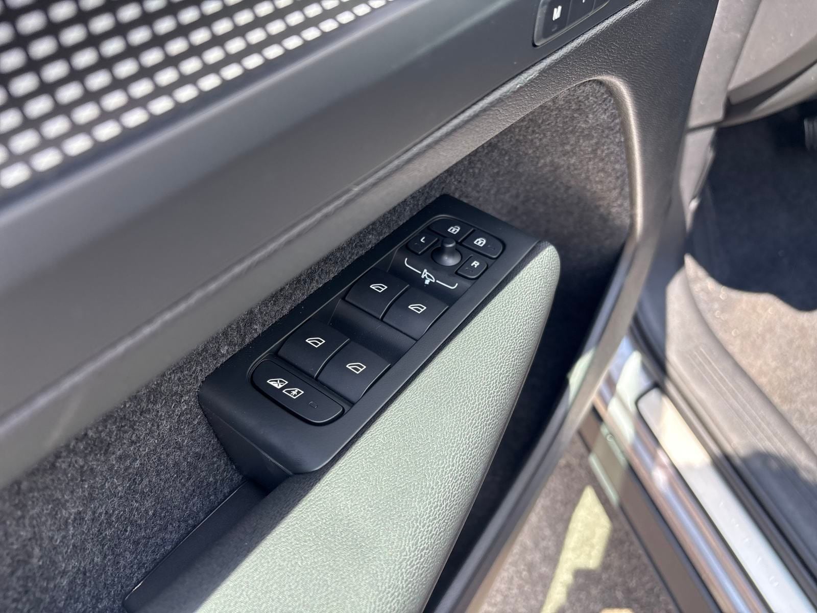 2026 Volvo XC40 Ultra - Photo 11