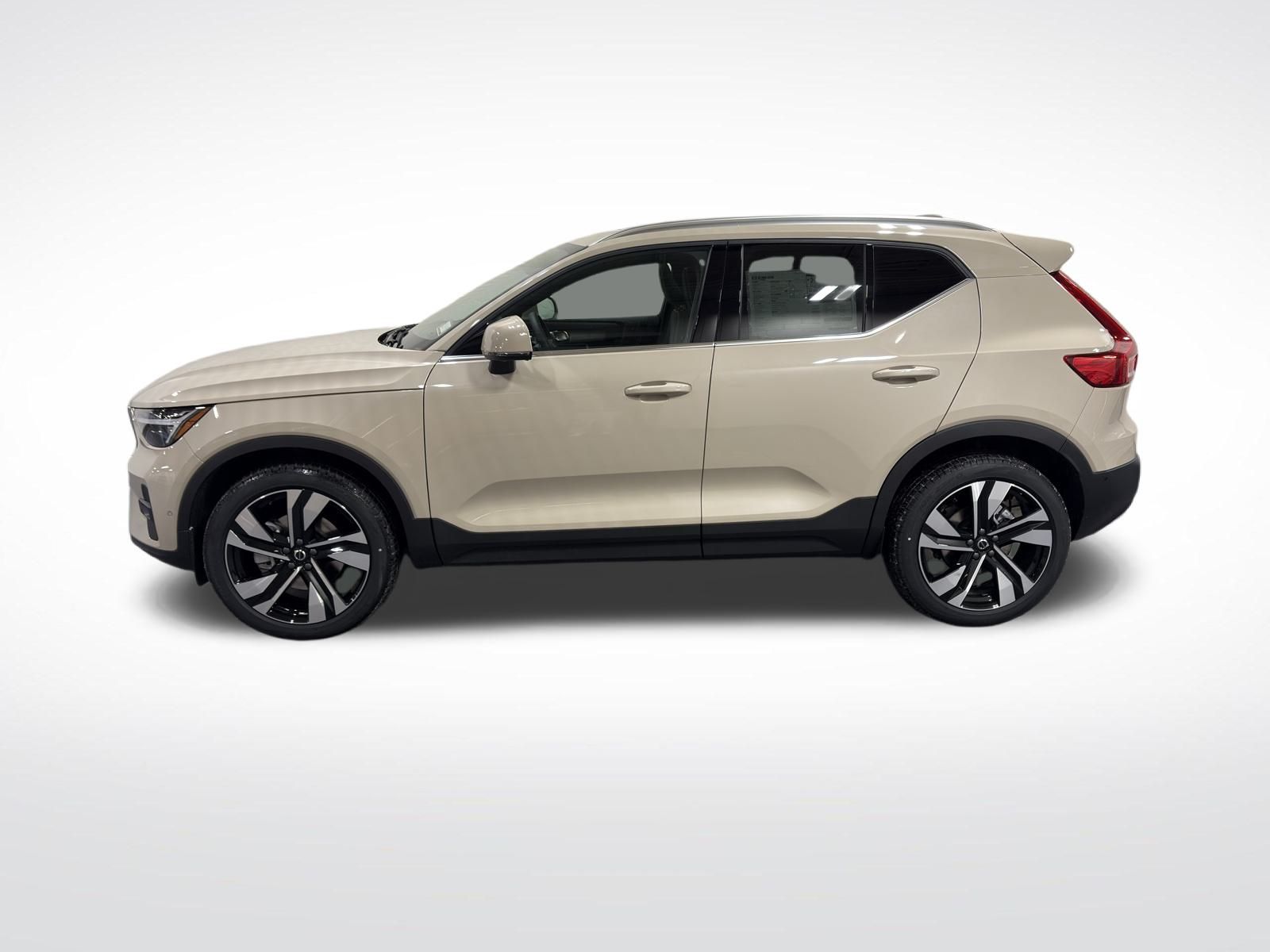2025 Volvo XC40 photo 2