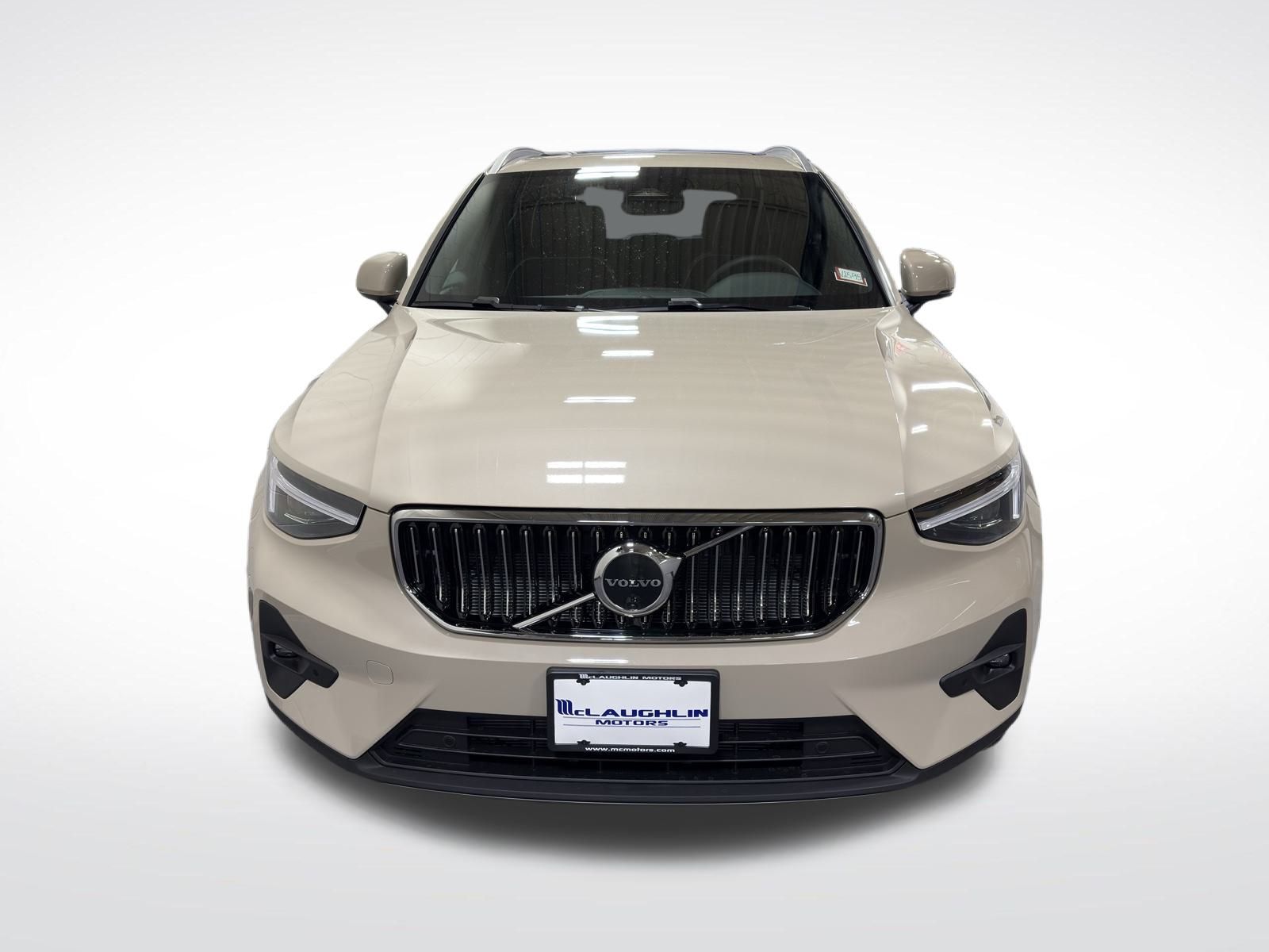 2025 Volvo XC40 photo 3