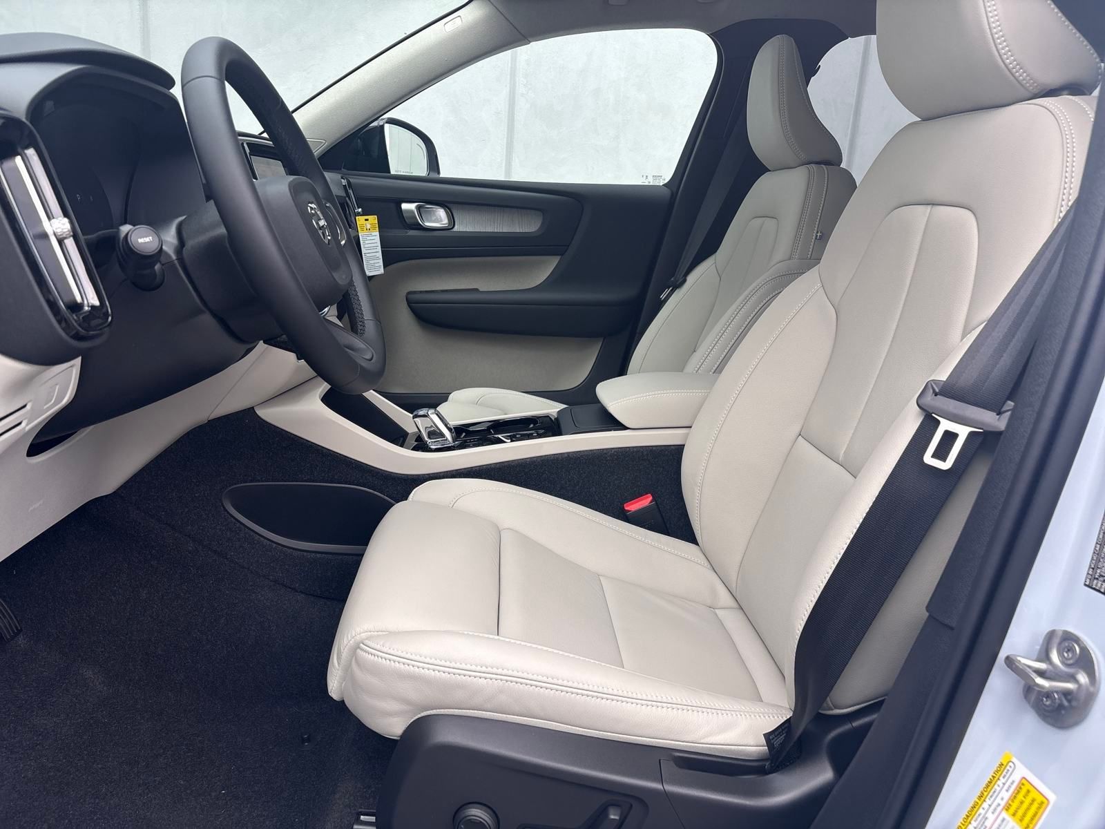 2026 Volvo XC40 Plus - Photo 9