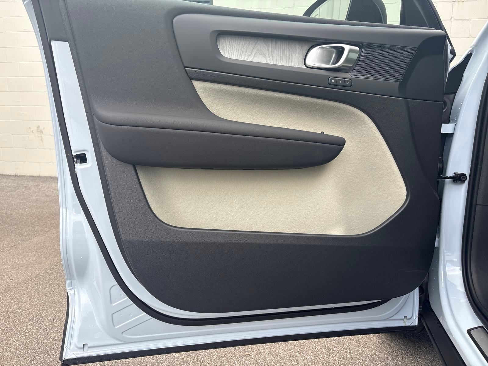 2026 Volvo XC40 Plus - Photo 10