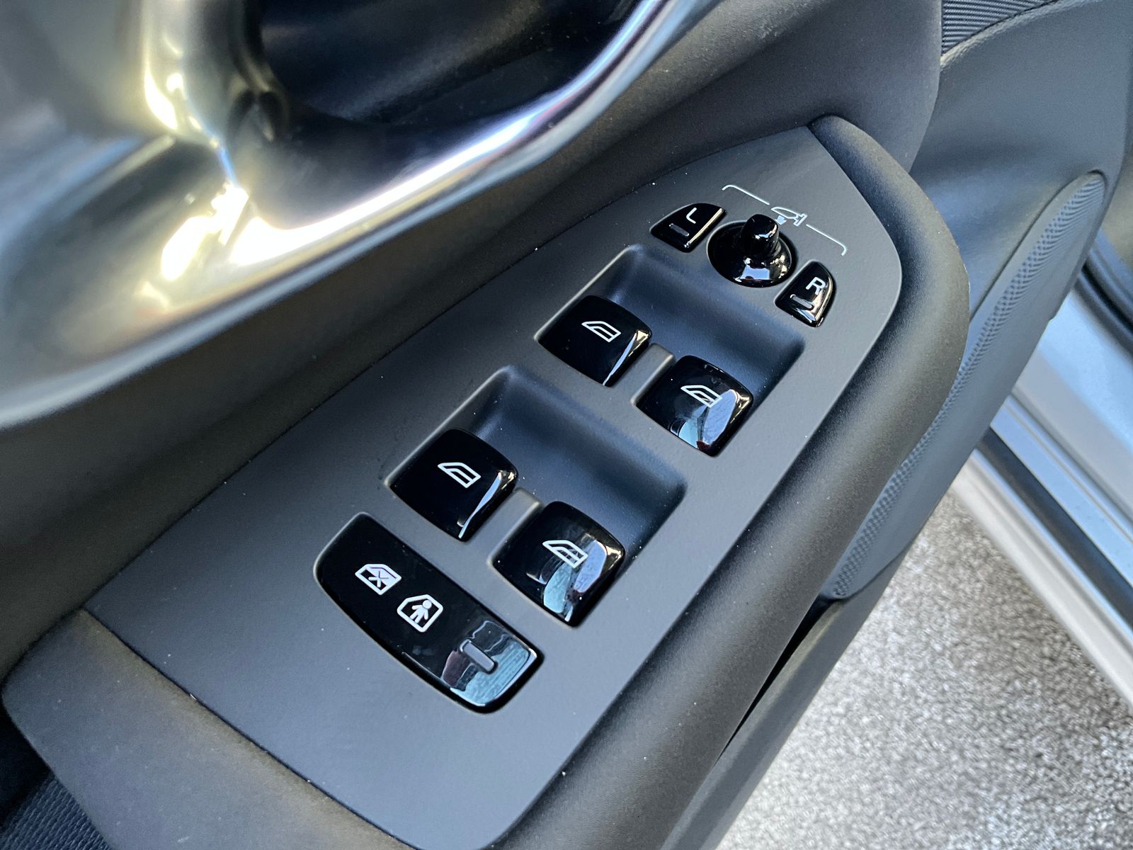2025 Volvo XC90 Plus - Photo 11