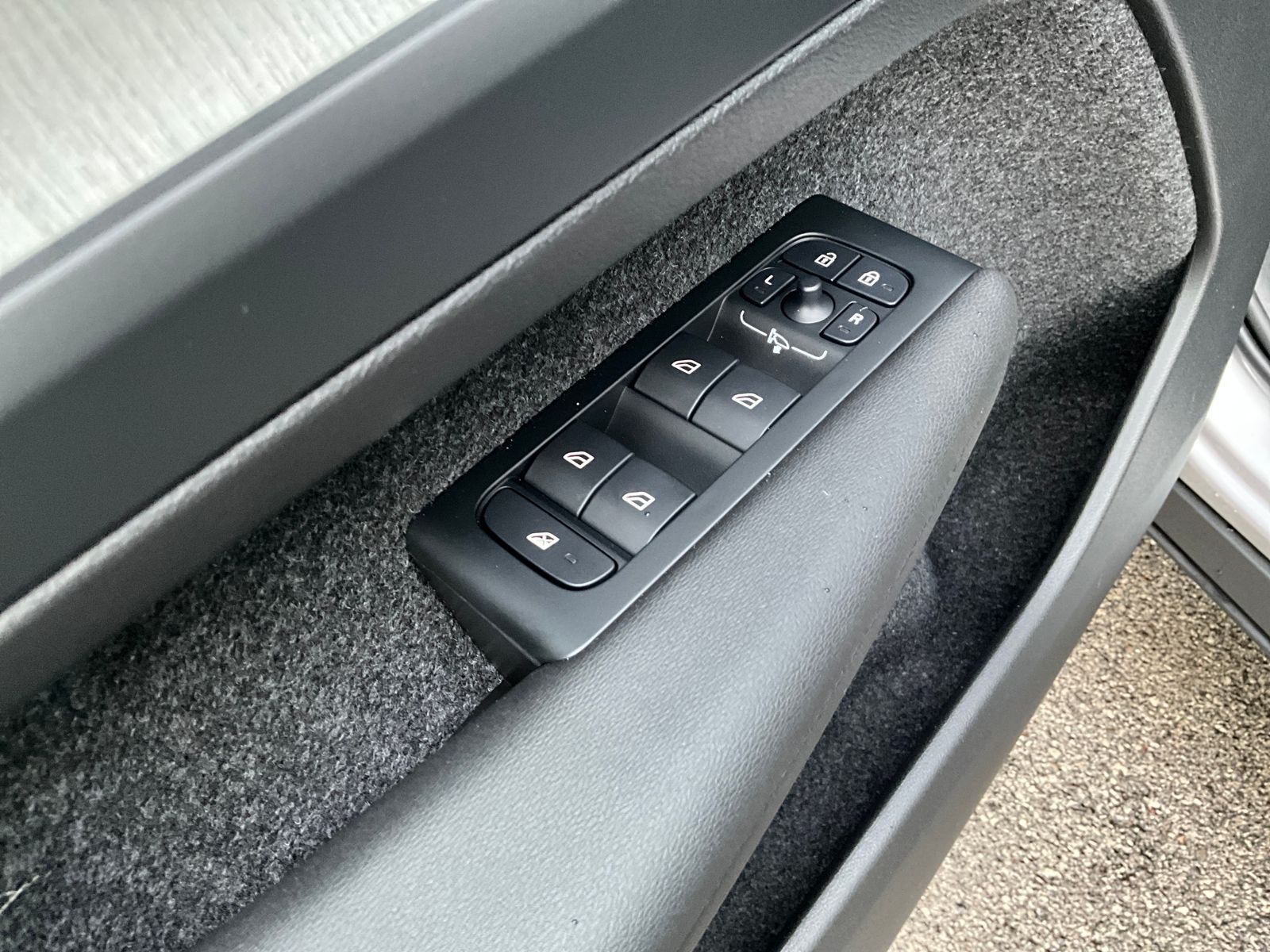 2026 Volvo XC40 Plus - Photo 10