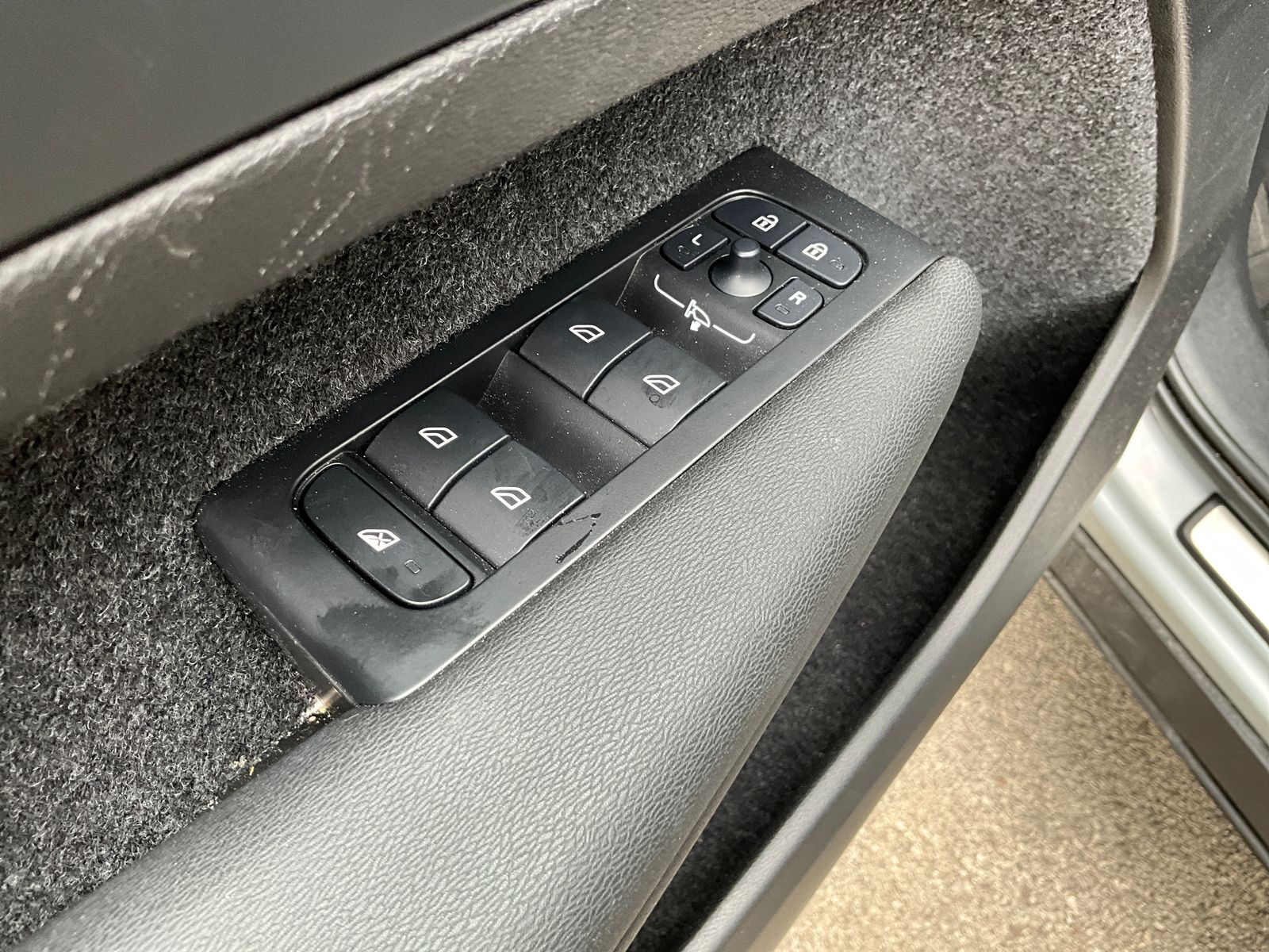 2026 Volvo XC40 Plus - Photo 17
