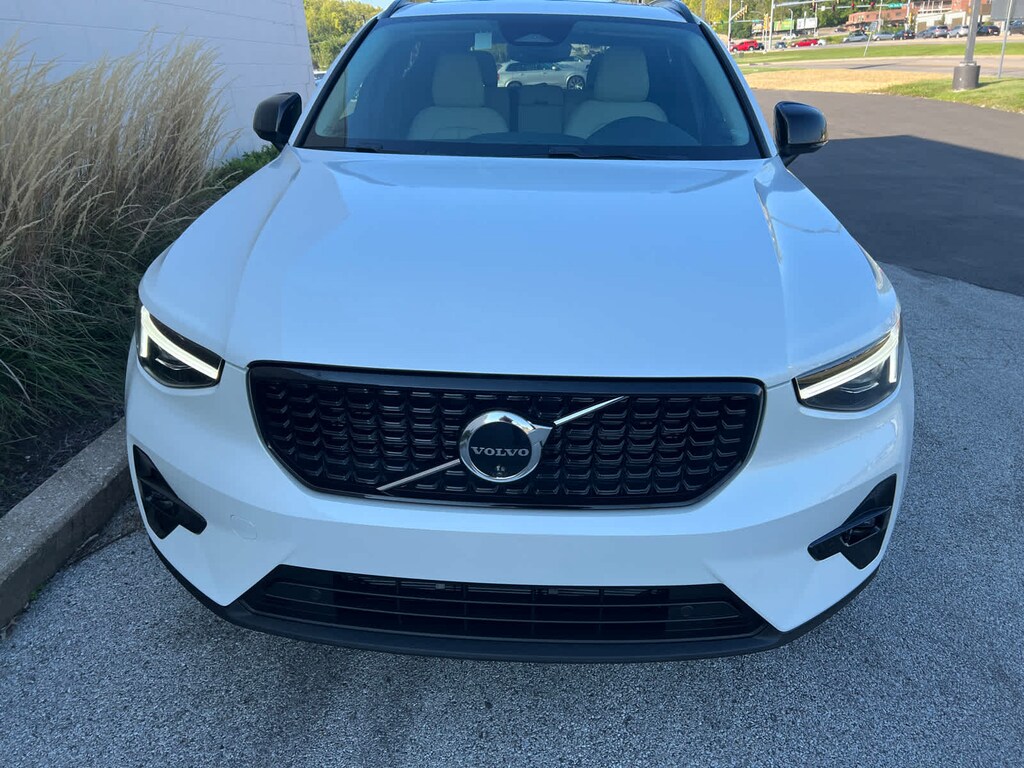 Crystal White Metallic Used 2024 Volvo XC40 Plus Dark Theme For Sale in