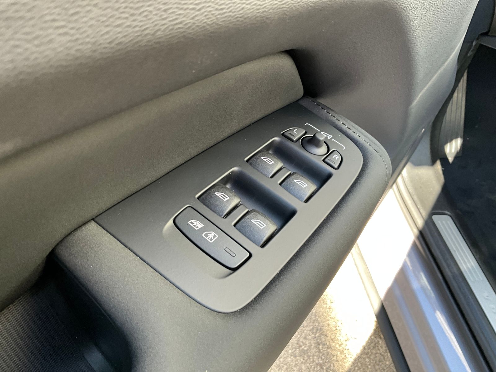 2026 Volvo XC60 Plus - Photo 11