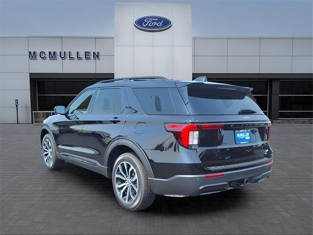 2025 Ford Explorer ST-Line photo 2