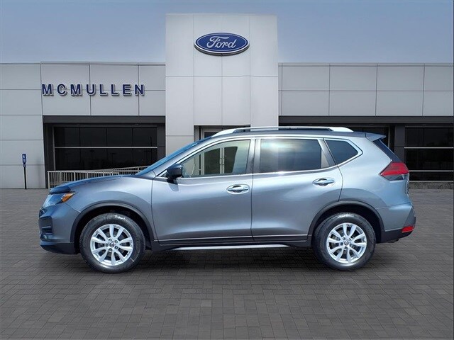 2017 Nissan Rogue SV photo 2
