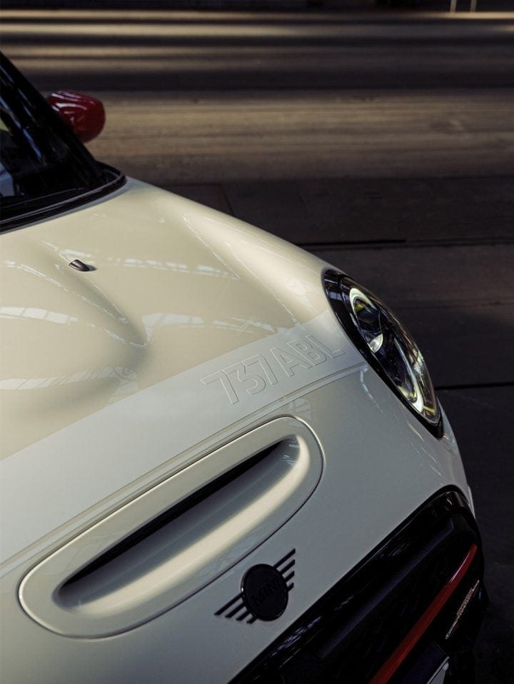 Close-up view of Pat Moss Exclusive Horizontal Bonnet Stripe on a MINI Pat Moss Edition in Pepper White.