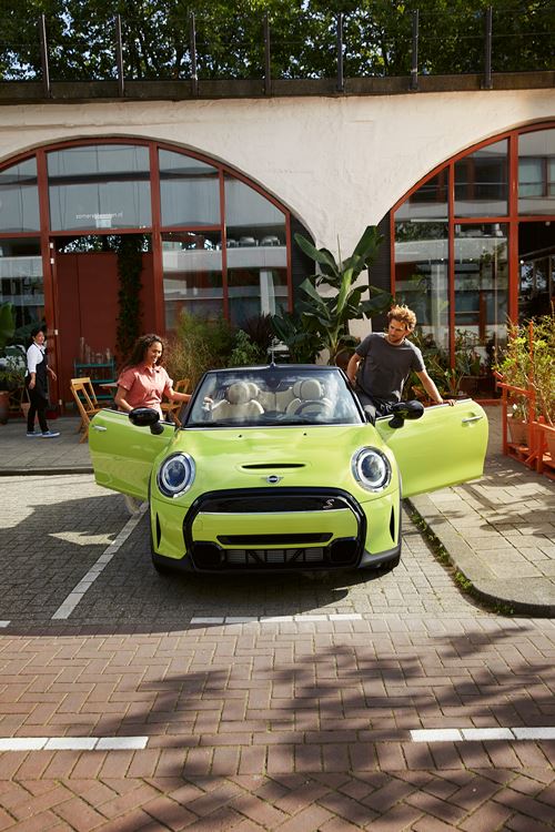 Front view of the MINI Convertible with people opening doors.