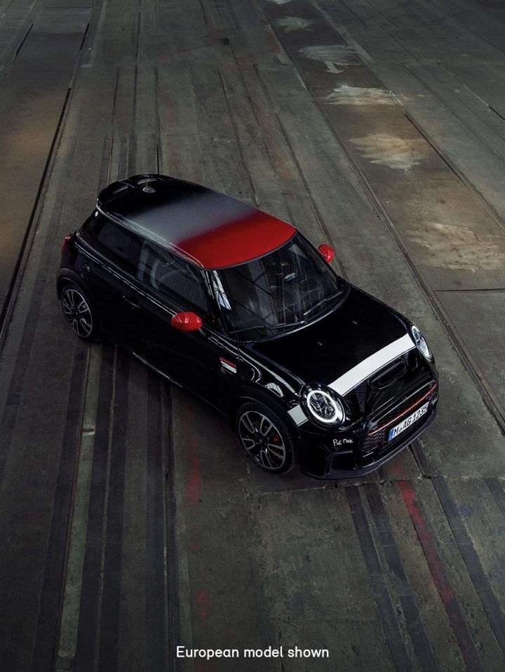 Overhead view of Chili Red Multitone Roof and Red Mirrors on a MINI Pat Moss Edition in Midnight Black Metallic.
