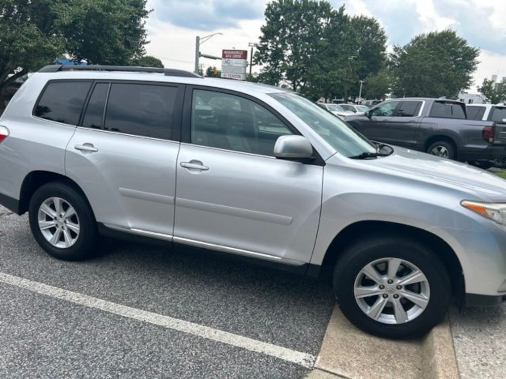 Used 2013 Toyota Highlander SE V6 SUV