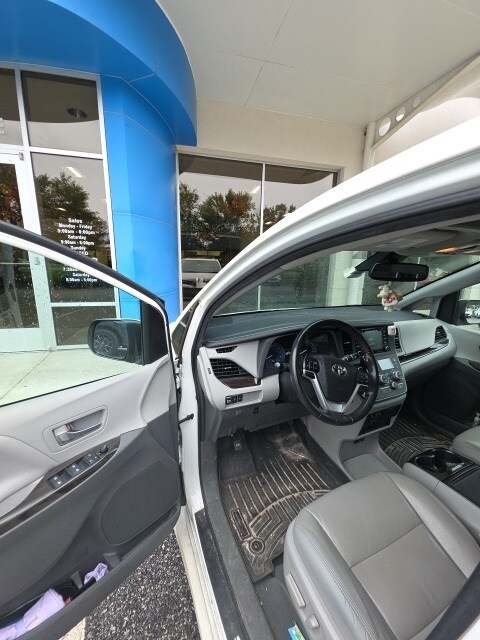 2020 Toyota Sienna XLE photo 3