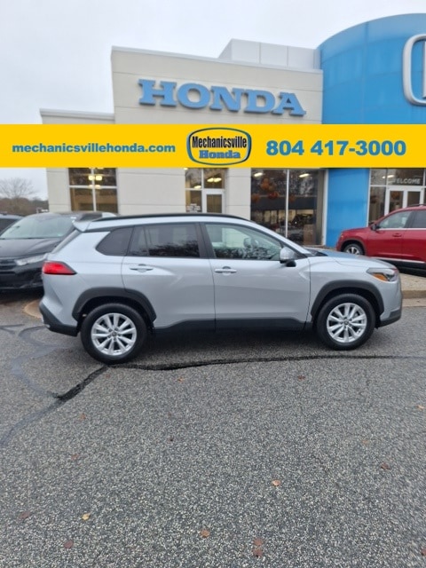 2024 Toyota Corolla Cross LE's photo