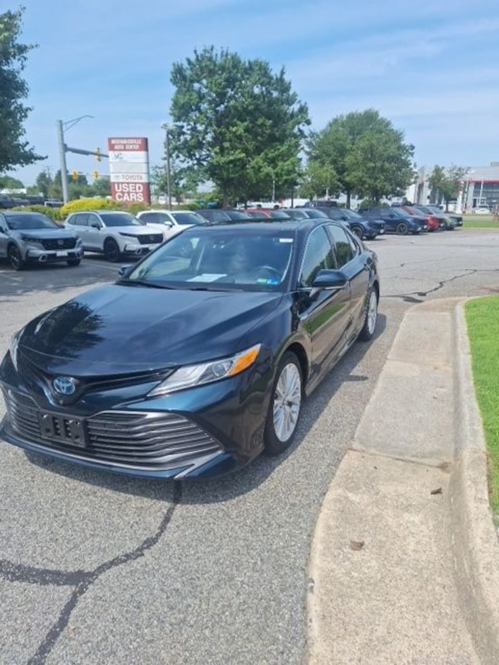 Used 2018 Toyota Camry Hybrid XLE Sedan