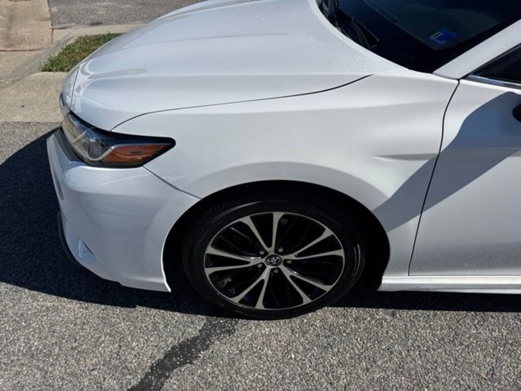 Used 2018 Toyota Camry SE Sedan