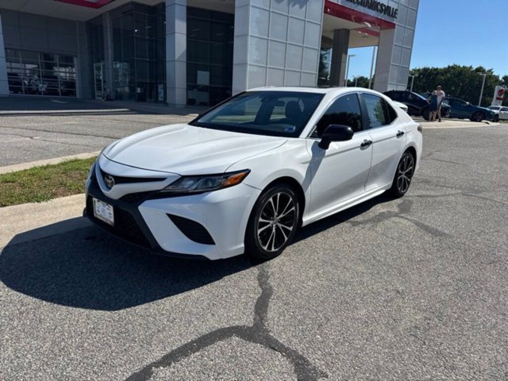 Used 2018 Toyota Camry SE Sedan