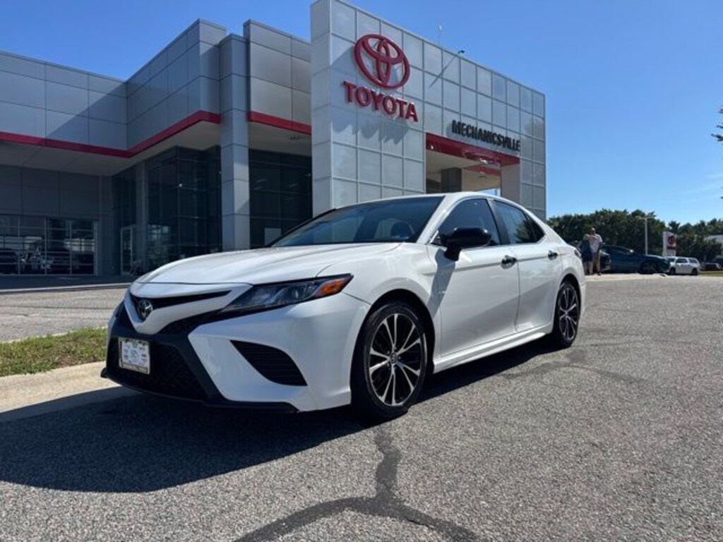 Used 2018 Toyota Camry SE Sedan