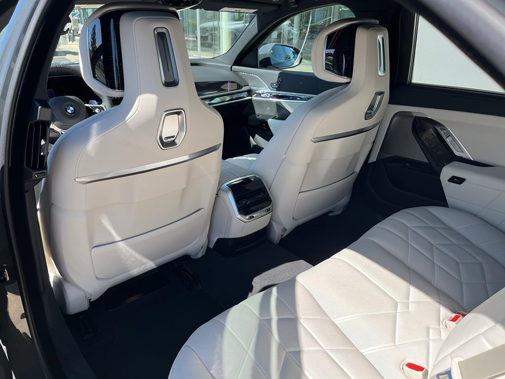 2026 BMW 7 Series 740i - Photo 10