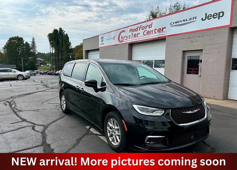 2024 Chrysler Pacifica Touring L's photo