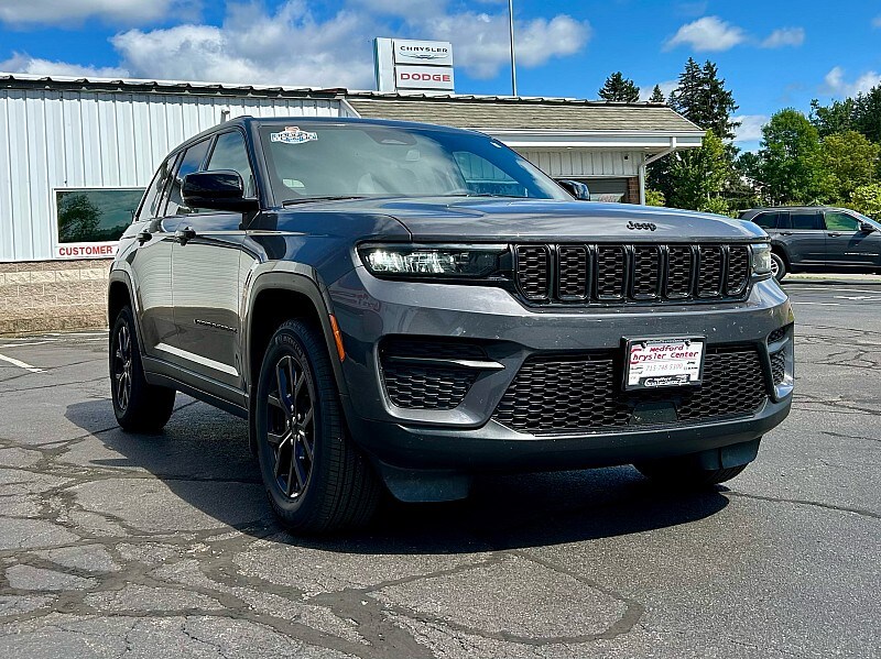 2024 Jeep Grand Cherokee Laredo photo 3