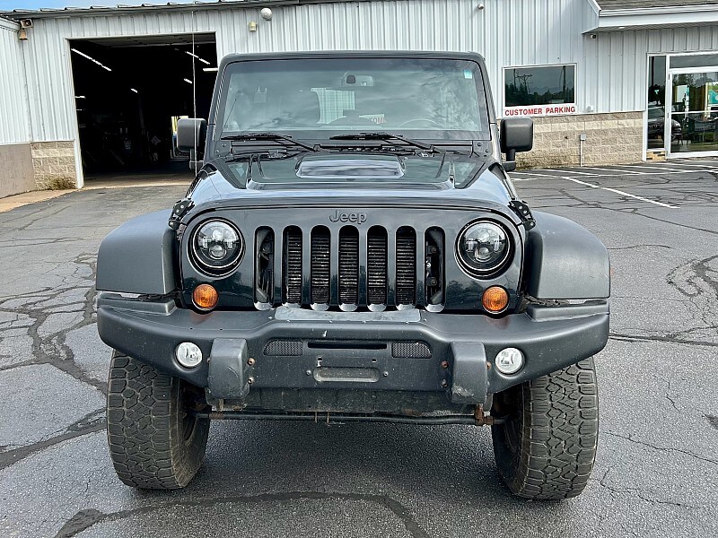 2013 Jeep Wrangler Unlimited Sahara photo 2