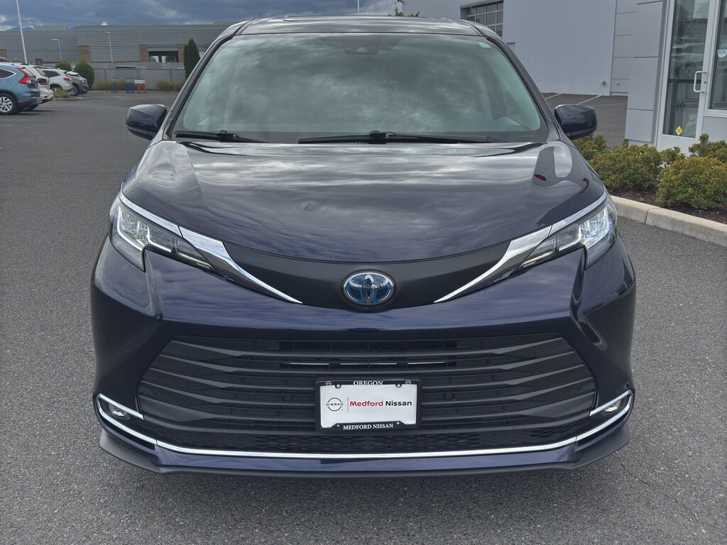 2021 Toyota Sienna XLE photo 2