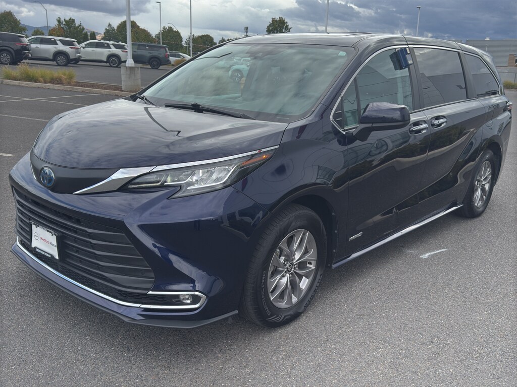 2021 Toyota Sienna XLE photo 3