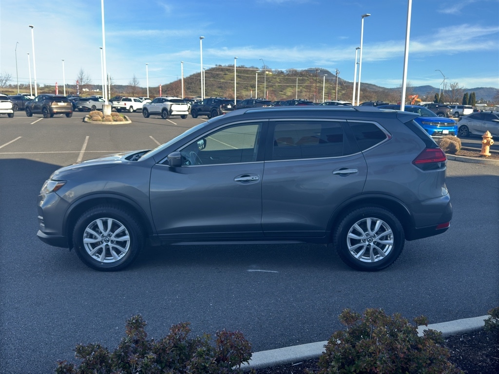 2017 Nissan Rogue SV photo 3