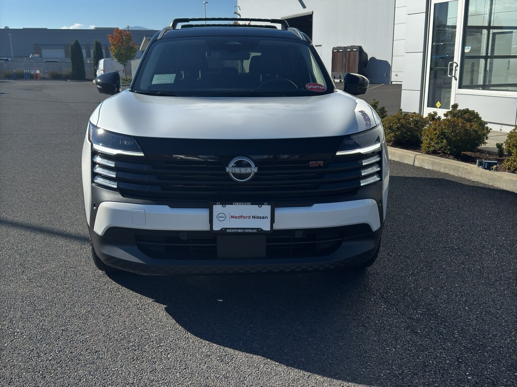 2026 Nissan Kicks SR photo 2