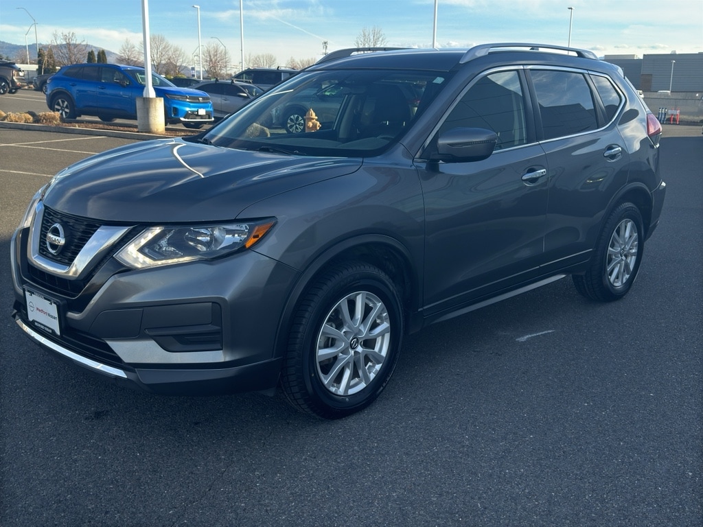 2017 Nissan Rogue SV photo 2