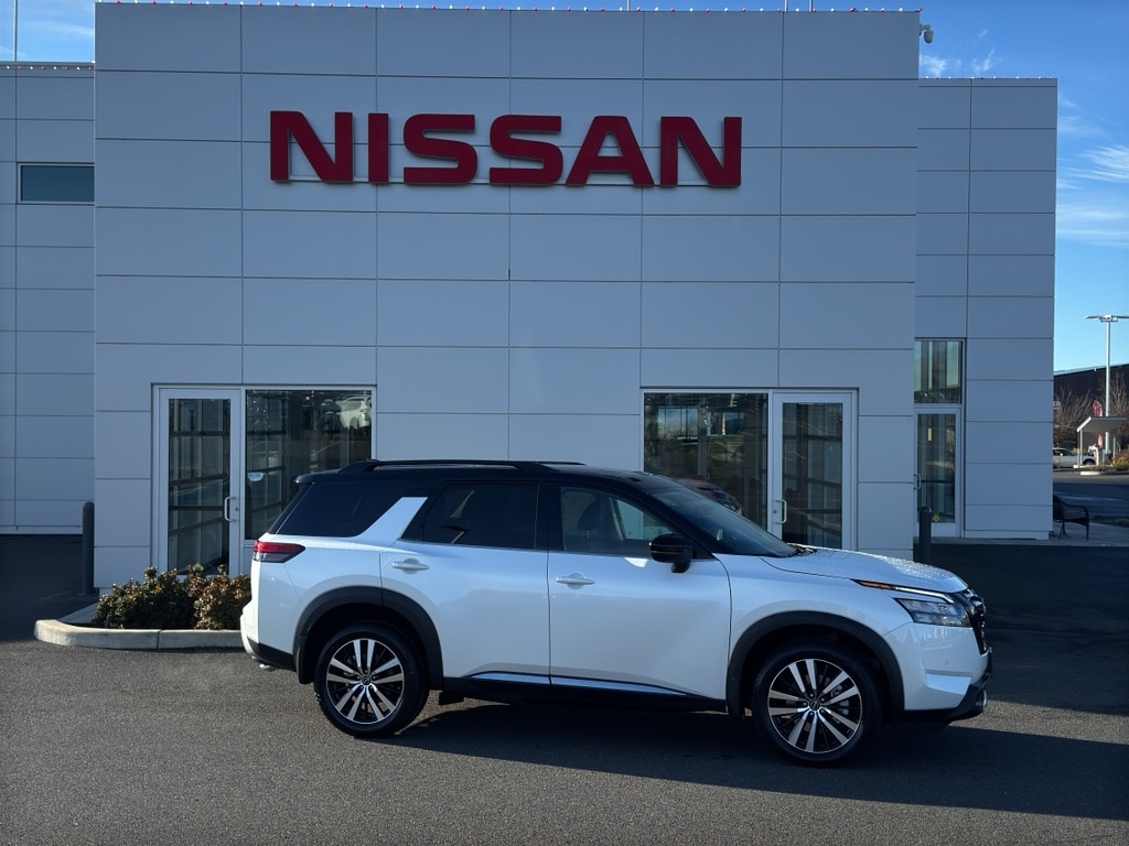 2025 Nissan Pathfinder Platinum's photo