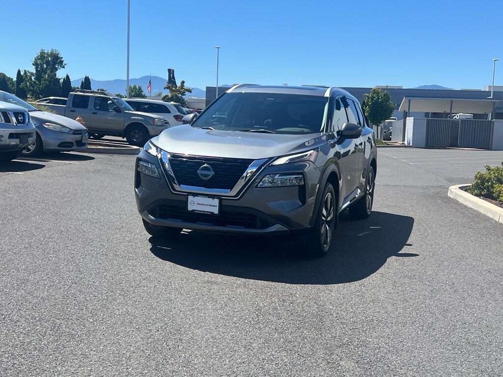 2023 Nissan Rogue SL photo 2