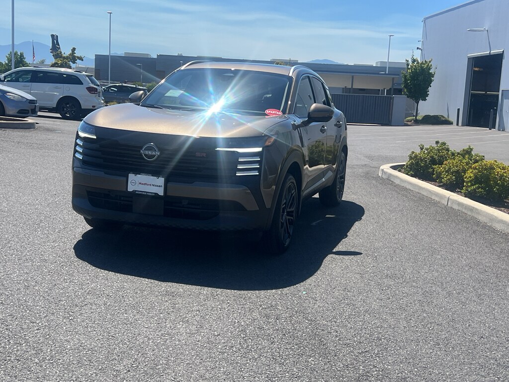2025 Nissan Kicks SR photo 3