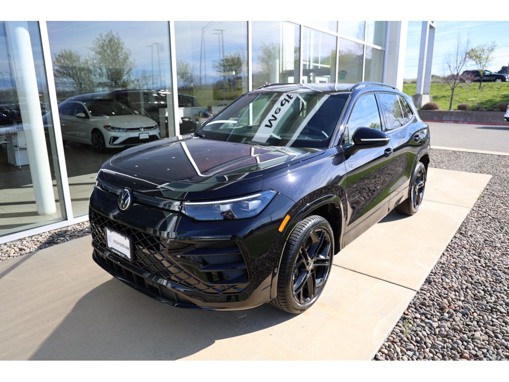 2026 Volkswagen Tiguan 2.0T SE R-Line Black 4Motion's photo