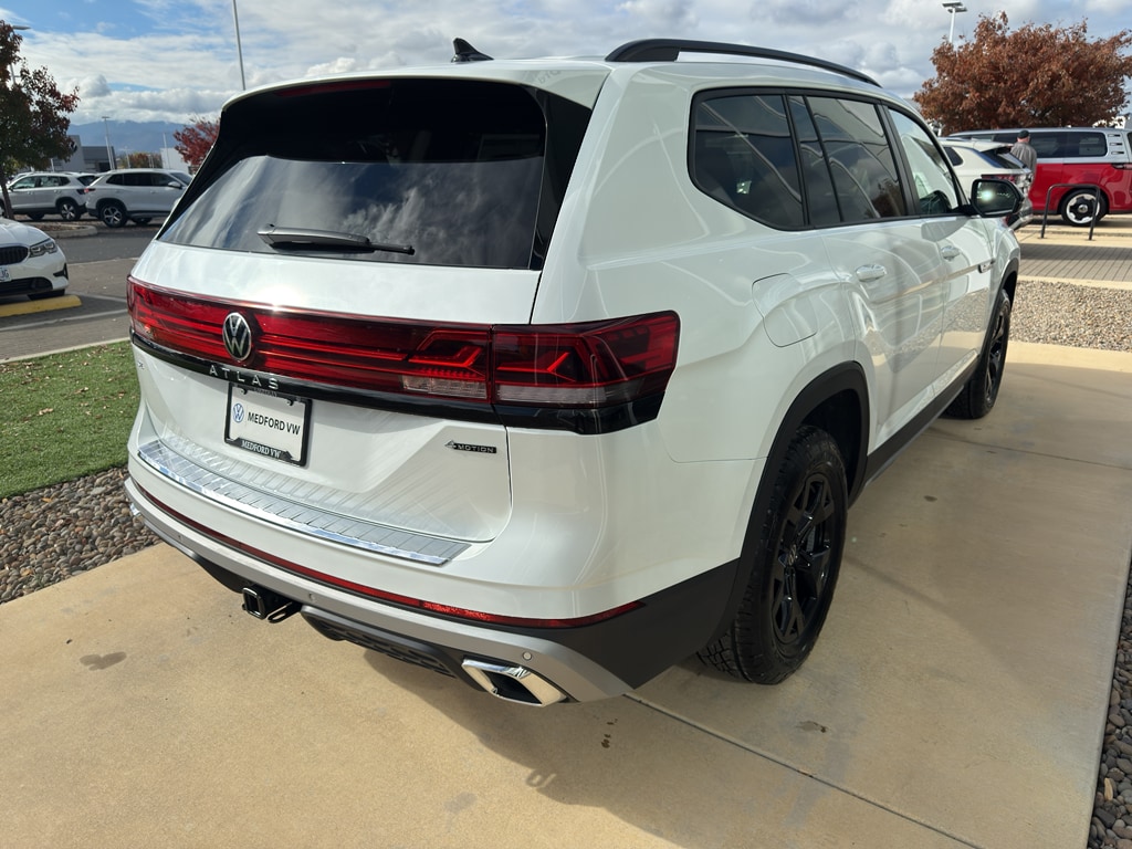 2026 Volkswagen Atlas Peak Edition SE photo 2